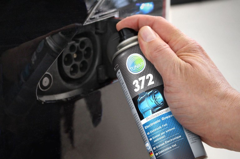 Bruksområder elektronikkserien Person som retter en svart sprayboks mot en elektrisk kontakt