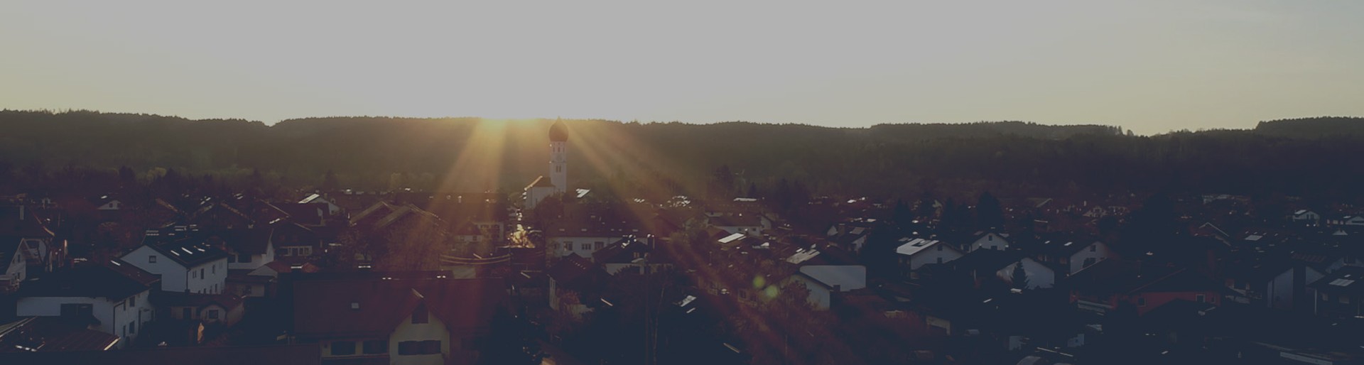 Sonnenuntergang hinter einem Dorf