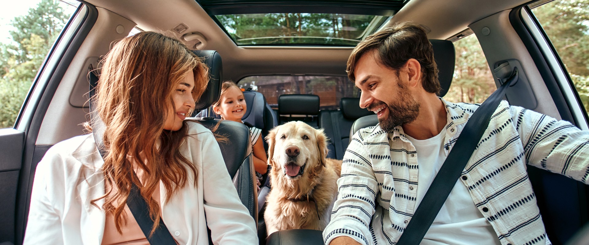 Familie i bilen